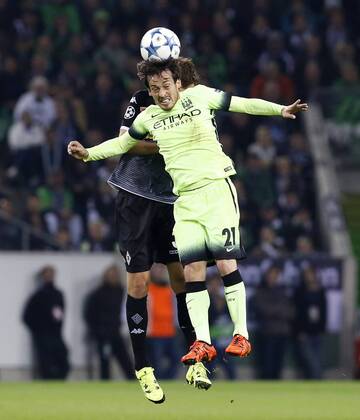 Andreas Christensen (Bor. Mönchengladbach) (L) jumps for a header against David Silva (Manchester City) during the Championsleague between Borussia Moenchengladbach and Manchester City, Borussiapark in Moenchengladbach on September 30., 2015. Borussia Mönchengladbach vs. Manchester City in der Champions League der Saison 2015 2016 am 30. September 2015.