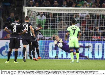 Moenchengladbach Raffael (Borussia Moenchengladbach 11) verschiesst den Elfmeter gegen Torwart Joe Hart (Manchester City 1) Borussia Moenchengladbach vs Manchester City, Fussball, UEFA Champions League, 30.09.2015, Copyright: Schueler Eibner-Pressefoto EP_JSE