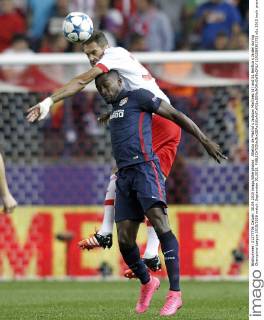 Atletico de Madrid s Jackson Martinez (d) and SL Benfica s Jardel during Champions League 2015 2016 match. September 30,2015.  (20150930172)