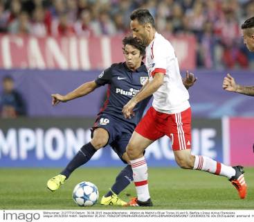 Atletico de Madrid s Oliver Torres (l) and SL Benfica s Jonas during Champions League 2015 2016 match. September 30,2015.  (20150930176)