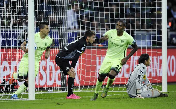 Borussia Park Mönchengladbach 30.9.2015, Champions League, 2015 16, Vorrunde, 2. Spieltag, Borussia Mönchengladbach (Moenchengladbach, Gladbach) vs. Manchester City ---- v.li.: Sergio Aguero, Julian Korb (MGLB), Fernandinho, Torwart Yann Sommer (Gladbach) nach dem Ausgleich zum 1:1