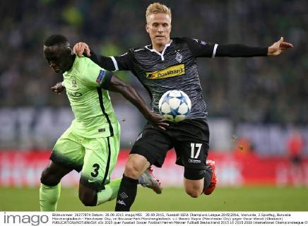 30.09.2015, Fussball UEFA Champions League 2015 2016, Vorrunde, 2.Spieltag, Borussia Mönchengladbach - Manchester City, im Borussia-Park Mönchengladbach. v.l. Bacary Sagna (Manchester City) gegen Oscar Wendt (Gladbach) 