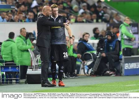 Fußball Champions League Gruppenphase 2. Spieltag Borussia Mönchengladbach - Manchester City am 30.09.2015 im Borussia-Park in Mönchengladbach Andre Schubert ( Interimstrainer Mönchengladbach ), links - Andre Hahn ( Mönchengladbach ), rechts xRx