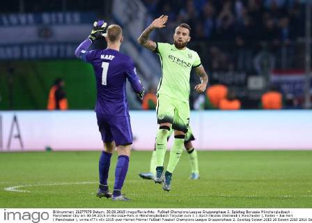 Fußball Champions League Gruppenphase 2. Spieltag Borussia Mönchengladbach - Manchester City am 30.09.2015 im Borussia-Park in Mönchengladbach Torjubel zum 1:1 durch Nicolas Otamendi ( Manchester ), hinten - Joe Hart ( Manchester ), vorne xTTx