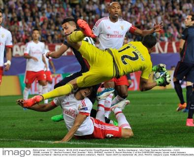 Benfica Goalkeeper, Julio Cesar Soares de Espindola - JULIO CESAR, number 12 . Benfica Forward, Raul Jimenez - RAUL JIMENEZ, number 9. Round Matchday 2 of the CHAMPIONS league, soccer match between Atletico de Madrid - Benfica at the Vicente Calderon estadium, Madrid - Spain (ESP) by September 30, 2015. PHOTO: Gregorio Lopez. 