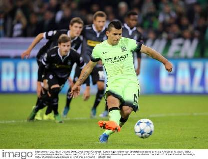 Sergio Agüero Elfmeter Strafstoß schießend zum 2:1 Fußball Fussball UEFA Championsleague Herren Saison 2015 2016 30.09.2015 Borussia Mönchengladbach vs. Manchester City
