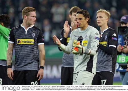 30.09.2015, xovx, Fussball, UEFA Champions League, Borussia Moenchengladbach - Manchester City FC, emspor, enttaeuscht, enttaeuscht schauende Spieler von Borussia Moenchengladbach nach der 1:2 Niederlage gegen Manchester City, v.l. Andre Hahn (Borussia Moenchengladbach), Yann Sommer (Borussia Moenchengladbach), Oscar Wendt (Borussia Moenchengladbach), Freisteller.