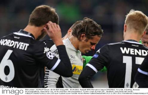30.09.2015, Fussball UEFA Champions League 2015 2016, Vorrunde, 2.Spieltag, Borussia Mönchengladbach - Manchester City, im Borussia-Park Mönchengladbach. Torwart Yvann Sommer (mi., Gladbach) muss behandelt werden 