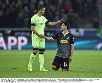 30.09.2015, Fussball, Saison 2015 2016, Champions League, 2015 16, Vorrunde, Borussia Mönchengladbach - Manchester City, Martin Demichelis (Manchester City), li., tröstet Lars Stindl (Borussia Moenchengladbach)