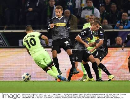 30.09.2015, Fussball, Saison 2015 2016, Champions League, 2015 16, Vorrunde, Borussia Mönchengladbach - Manchester City, Elfmeter für Manchester City, Fabian Johnson (Borussia Moenchengladbach), mi., foult Sergio Agüero (Manchester City), li.
