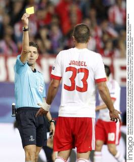 Aktuell Fußball, Champions League, Atletico Madrid - Benfica Lissabon Italian referee Gianluca Rocchi show yellow card to SL Benfica s Jardel during Champions League 2015 2016 match. September 30,2015.  (20150930200)