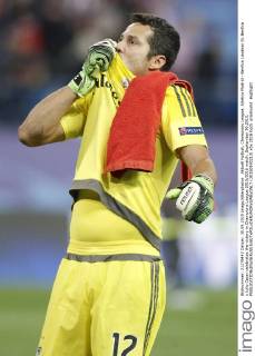 Aktuell Fußball, Champions League, Atletico Madrid - Benfica Lissabon SL Benfica s Julio Cesar celebrates the victory in Champions League 2015 2016 match. September 30,2015.  (20150930213)