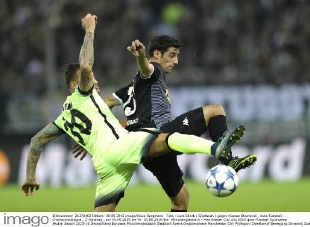 Foto : Lars Stindl ( Gladbach ) gegen Nicolas Otamendi , links Fussball - Championsleague , 2. Spieltag , am 30.09.2015 am Mi. 30.09.2015 Bor. Mönchengladbach - Manchester City
