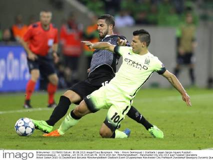 Foto : Alvaro Dominguez ( Gladbach ) gegen Sergio Aguero Fussball - Championsleague , 2. Spieltag , am 30.09.2015 am Mi. 30.09.2015 Bor. Mönchengladbach - Manchester City