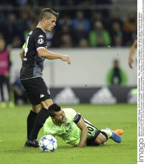 Foto : Granit Xhaka ( Gladbach ) und rechts Fabian Johnson foulen Sergio Aguero, es ghibt Elfmeter für Manchester Fussball - Championsleague , 2. Spieltag , am 30.09.2015 am Mi. 30.09.2015 Bor. Mönchengladbach - Manchester City