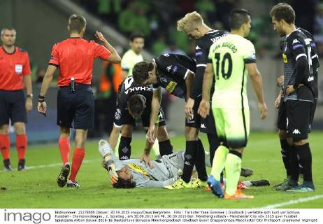 Foto : Torhüter Yann Sommer ( Gladbach ) verletzte sich kurz vor Schluss Fussball - Championsleague , 2. Spieltag , am 30.09.2015 am Mi. 30.09.2015 Bor. Mönchengladbach - Manchester City