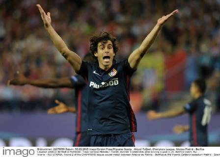 Aktuell Fußball, Champions League, Atletico Madrid - Benfica Lissabon Atletico de Madrid Midfielder, Tiago Cardoso Mendes - TIAGO, number 5 celebrates after scoring a goal (1,2). Benfica Coach, Rui Vitoria - RUI VITORIA. Round 2 of the CHAMPIONS league soccer match between Atletico de Madrid - Benfica at the Vicente Calderon estadium Madrid - Spain by September 30 2015. 