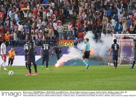 Aktuell Fußball, Champions League, Atletico Madrid - Benfica Lissabon Sept. 30, 2015 - Madrid, Madrid, Spain - Benfica supporters light flares, during the UEFA Champions League group C soccer match between Atletico Madrid and Benfica Lisbon at Vicente Calderon stadium in Madrid, Spain, 30 September 2015 Atletico de Madrid v Benfica, UEFA Champions League  - ZUMAn230