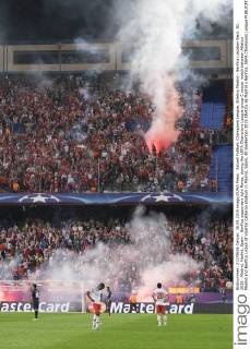 Aktuell Fußball, Champions League, Atletico Madrid - Benfica Lissabon Sept. 30, 2015 - Madrid, Madrid, Spain - Benfica supporters light flares, during the UEFA Champions League group C soccer match between Atletico Madrid and Benfica Lisbon at Vicente Calderon stadium in Madrid, Spain, 30 September 2015 Atletico de Madrid v Benfica, UEFA Champions League  - ZUMAn230