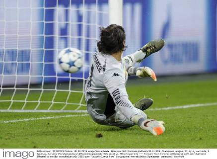 Borussia Park Mönchengladbach 30.9.2015, Champions League, 2015 16, Vorrunde, 2. Spieltag, Borussia Mönchengladbach (Moenchengladbach, Gladbach) vs. Manchester City ---- Torwart Yann Sommer (Gladbach) sieht dem Ball beim Elfmeter in seinTor einschlagen