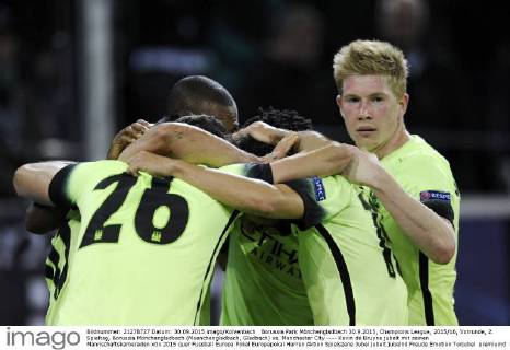 Borussia Park Mönchengladbach 30.9.2015, Champions League, 2015 16, Vorrunde, 2. Spieltag, Borussia Mönchengladbach (Moenchengladbach, Gladbach) vs. Manchester City ---- Kevin de Bruyne jubelt mit seinen Mannschaftskameraden