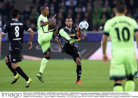 Fußball Champions League Gruppenphase 2. Spieltag Borussia Mönchengladbach - Manchester City am 30.09.2015 im Borussia-Park in Mönchengladbach v.l.n.r.: Mahmoud Dahoud ( Mönchengladbach ), Fernandinho ( Manchester ), Raffael ( Mönchengladbach ), Sergio Agüero ( Manchester ) xTTx