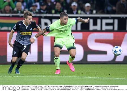 Fußball Champions League Gruppenphase 2. Spieltag Borussia Mönchengladbach - Manchester City am 30.09.2015 im Borussia-Park in Mönchengladbach Patrick Herrmann ( Mönchengladbach ), links - Aleksandar Kolarov ( Manchester ), rechts xTTx