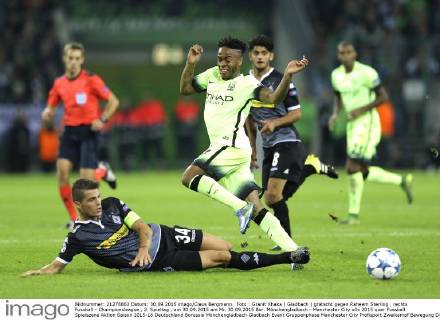 Foto : Granit Xhaka ( Gladbach ) grätscht gegen Raheem Sterling , rechts Fussball - Championsleague , 2. Spieltag , am 30.09.2015 am Mi. 30.09.2015 Bor. Mönchengladbach - Manchester City
