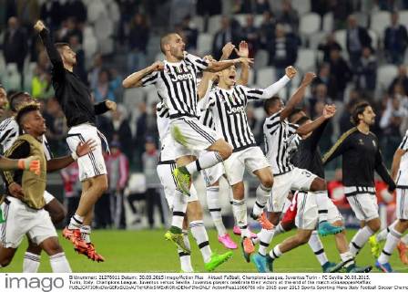 Aktuell FuÃŸball, Champions League, Juventus Turin - FC Sevilla 30.09.2015. Turin, Italy. Champions League. Juventus versus Sevilla. Juventus players celebrate their victory at the end of the match xGiuseppexMaffiax  ActionPlus11666766