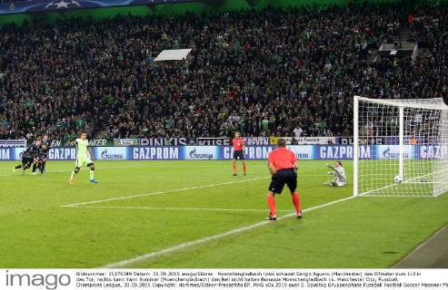 Moenchengladbach links schiesst Sergio Aguero (Manchester) den Elfmeter zum 1:2 in das Tor, rechts kann Yann Sommer (Moenchengladbach) den Ball nicht halten Borussia Moenchengladbach vs. Manchester City, Fussball, Champions League, 30.09.2015 Copyright: Hommes Eibner-Pressefoto EP_MHS