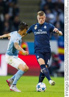 Aktuell Fußball, Champions League, Malmö FF - Real Madrid , 150930 Real Madrids Toni Kroos bevakas av Malmö FFs Victor Yoshimar Yotun Flores during UEFA CHAMPIONS LEAGUE 2015 2016 match between Malmö FF and Real Madrid.. Copyright: LUDVIGxTHUNMAN BB150930LT093
