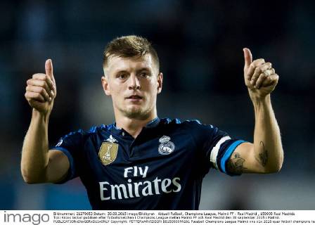 Aktuell Fußball, Champions League, Malmö FF - Real Madrid , 150930 Real Madrids Toni Kroos tackar publiken efter fotbollsmatchen i Champions League mellan Malmö FF och Real Madrid den 30 september 2015 i Malmö. Copyright: PETTERxARVIDSON BB150930PA161