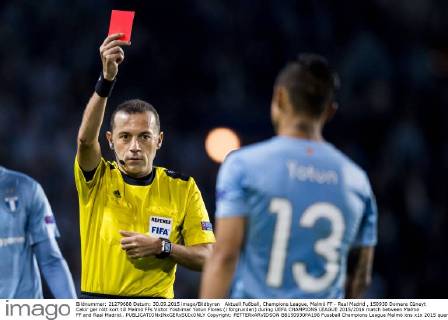 Aktuell Fußball, Champions League, Malmö FF - Real Madrid , 150930 Domare Cüneyt Cakir ger rött kort till Malmö FFs Victor Yoshimar Yotun Flores (i förgrunden) during UEFA CHAMPIONS LEAGUE 2015 2016 match between Malmö FF and Real Madrid.. Copyright: PETTERxARVIDSON BB150930PA196