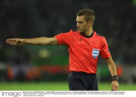 Moenchengladbach, Champions League, Gruppe D, 30.09.2015, Borussia Moenchengladbach vs Manchester City: Schiedsrichter Clement Turpin gibt Anweisungen.