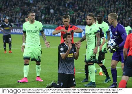 Champions-League: Borussia Mönchengladbach--Manchester City FC Lars Stindl (BMG) bedeuert seine Unschuld--trotzdem Gelbe Karte . Champions-League: Borussia Mönchengladbach--Manchester City FC.
