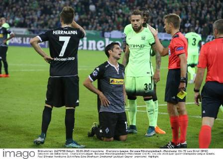 Champions-League: Borussia Mönchengladbach--Manchester City FC Lars Stindl (BMG) bekommt die Gelbe Karte . Champions-League: Borussia Mönchengladbach--Manchester City FC.
