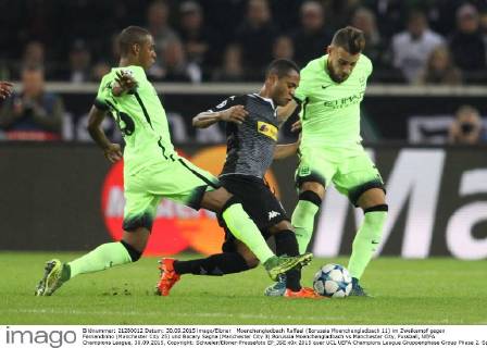 Moenchengladbach Raffael (Borussia Moenchengladbach 11) im Zweikampf gegen Fernandinho (Manchester City 25) und Bacary Sagna (Manchester City 3) Borussia Moenchengladbach vs Manchester City, Fussball, UEFA Champions League, 30.09.2015, Copyright: Schueler Eibner-Pressefoto EP_JSE