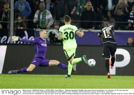 Moenchengladbach Raffael (Borussia Moenchengladbach 11) scheitert an Torwart Joe Hart (Manchester City 1) Borussia Moenchengladbach vs Manchester City, Fussball, UEFA Champions League, 30.09.2015, Copyright: Schueler Eibner-Pressefoto EP_JSE