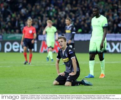 Moenchengladbach Patrick Herrmann (Moenchengladbach) kniet auf dem Feld nach einer vergebenen Torchance, rechts to the right Yaya Toure (Manchester) Borussia Moenchengladbach vs. Manchester City, Fussball, Champions League, 30.09.2015 Copyright: Hommes Eibner-Pressefoto EP_MHS