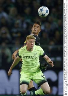 Mönchengladbach , Deutschland, UEFA Champions League , 2. Spieltag, Matchday 2 , Borussia Mönchengladbach : Manchester City1-2 im Borussia Park in Mönchengladbach am 30.09. 2015 Kevin de BRUYNE (MFC) -vorne im Zweikampf mit Granit XHAKA (MG) -hinten