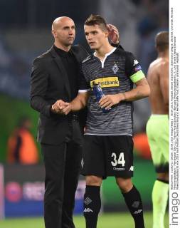 30.09.2015, Fussball, Saison 2015 2016, Champions League, 2015 16, Vorrunde, Borussia Mönchengladbach - Manchester City 1:2, Trainer Andre Schubert (Borussia Moenchengladbach), li., und Granit Xhaka (Borussia Moenchengladbach)