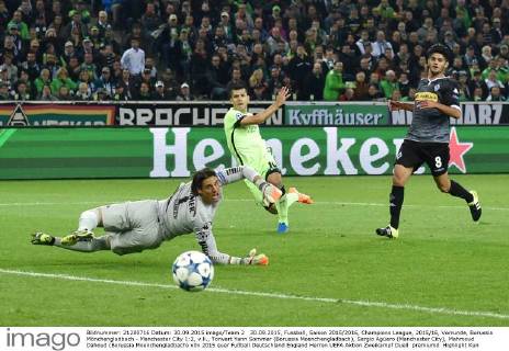 30.09.2015, Fussball, Saison 2015 2016, Champions League, 2015 16, Vorrunde, Borussia Mönchengladbach - Manchester City 1:2, v.li., Torwart Yann Sommer (Borussia Moenchengladbach), Sergio Agüero (Manchester City), Mahmoud Dahoud (Borussia Moenchengladbach)