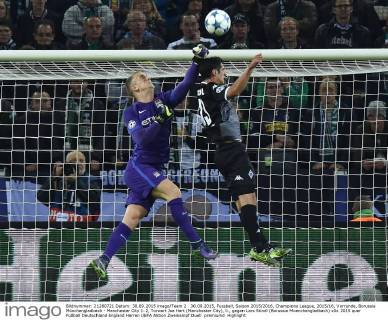 30.09.2015, Fussball, Saison 2015 2016, Champions League, 2015 16, Vorrunde, Borussia Mönchengladbach - Manchester City 1:2, Torwart Joe Hart (Manchester City), li., gegen Lars Stindl (Borussia Moenchengladbach)