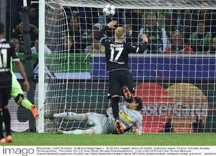 30.09.2015, Fussball, Saison 2015 2016, Champions League, 2015 16, Vorrunde, Borussia Mönchengladbach - Manchester City 1:2, Oscar Wendt (Borussia Moenchengladbach), vorne, prallt mit Torwart Yann Sommer (Borussia Moenchengladbach) zusammen