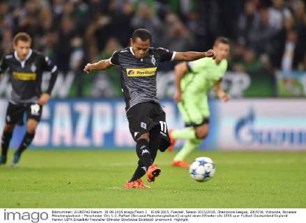 30.09.2015, Fussball, Saison 2015 2016, Champions League, 2015 16, Vorrunde, Borussia Mönchengladbach - Manchester City 1:2, Raffael (Borussia Moenchengladbach) vergibt einen Elfmeter