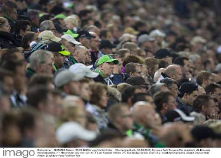 Mönchengladbach, 30.09.2015, Borussia Park Borussia Fan skeptisch VfL Borussia Mönchengladbach - Manchester City mm