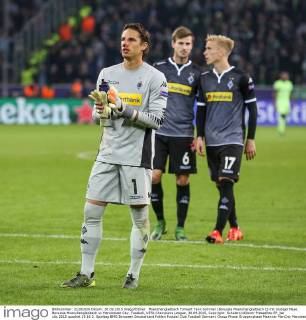 Moenchengladbach Torwart Yann Sommer (Borussia Moenchengladbach 1) mit blutiger Nase Borussia Moenchengladbach vs Manchester City, Fussball, UEFA Champions League, 30.09.2015, Copyright: Schülerx xEibner-Pressefoto EP_jse