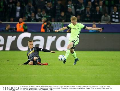 Mönchengladbach , Fussball, UEFA Champions League, Saison 2015 2016, Borussia Mönchengladbach vs Manchester City FC, 30.09.2015, Borussia Park, Mönchengladbach,Oscar Wendt, Kevin de Bruyne, Manchester City FC,