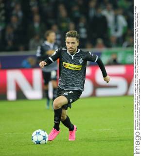 Mönchengladbach , Fussball, UEFA Champions League, Saison 2015 2016, Gruppe D, Spieltag 2, Borussia Mönchengladbach vs Manchester City FC, 30.09.2015, Borussia Park, Mönchengladbach, Julian Korb, Gladbach, Aktion, Einzelbild