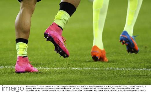 Borussia Park Mönchengladbach 30.9.2015, Champions League, 2015 16, Vorrunde, 2. Spieltag, Borussia Mönchengladbach (Moenchengladbach, Gladbach) vs. Manchester City ---- Schuhparade: Man City Spieler präsentieren ihre modischen bunten Fussballschuhe